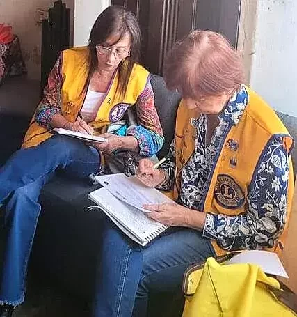 Damas Leon Ivonne y Josefa realizando  encuestas