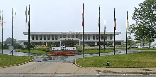 Vista exterior de la sede internacional del Club de Leones en Oak Brook, Illinois, Estados Unidos