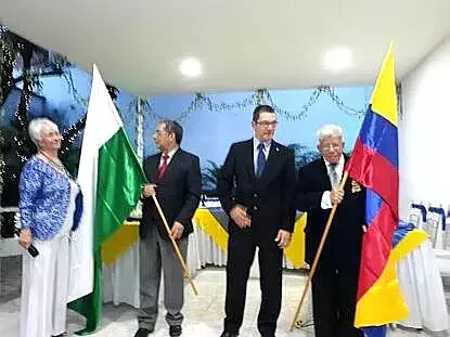 Ceremonia de fundación del Club de Leones Medellín Metropolitano con miembros fundadores